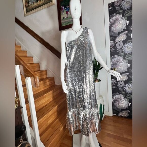 New Anthropologie x MAEVE
One-shoulder Sequin Dress
$230.00 - Picture 6 of 9